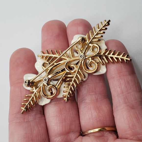 Trifari white gold enamel flower brooch RARE HTF 50's 60's signed vintage estate - Picture 6 of 16